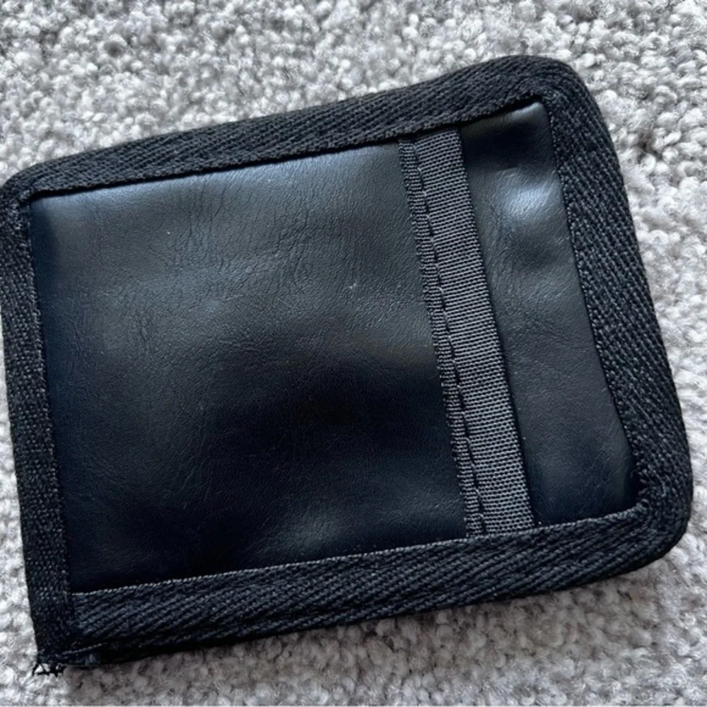 💚 NWOT black card holder with detachable strap